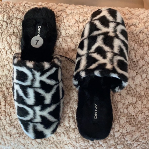 DKNY slippers.New without tag.size 7 - Picture 2 of 5